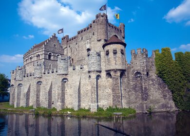 Die Gravensteen, mittelalterliche Burg, erbaut 1180 von Graf Philipp von Elsass, Gent, Belgien | © Gettyimages.com/Rostislavv