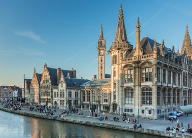 Die Gracht des alten Hafens, die Graslei im historischen Zentrum von Gent, Flandern/Belgien | © Gettyimages.com/orpheus26