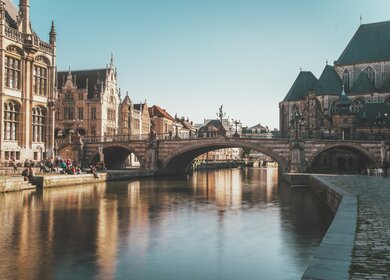 Historische Bruecke ueber die Gracht des alten Hafens, die Graslei in Gent, Flandern/Belgien | © Gettyimages.com/MarioGuti