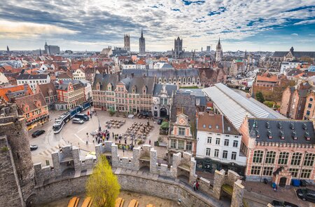 Panoramablick aus der Luft auf die historische Stadt Gent mit der beruehmten mittelalterlichen Burg Gravensteen an einem schönen sonnigen Tag mit blauem Himmel und Wolken im Sommer, Provinz Ostflandern, Belgien | © Gettyimages.com/bluejayphoto