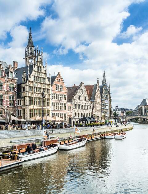 Bootsanlegestelle in der historischen Altstadt von Gent in Flandern/Belgien | © Gettyimages.com/CHUNYIP WONG