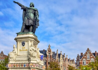 Das Denkmal von Jacob van Artevelde, dem es gelang im hundertjährigen Krieg den Boykott von englischen Wolleinfuhren aufzuheben, auf dem Vrijdagmarkt in Gent, Flandern, Belgien | © Gettyimages.com/only_fabrizio