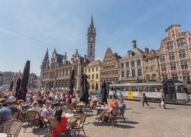 Blick auf den Platz mit Cafés und Restaurants im Morgenlicht in der Stadt Gent | © Gettyimages.com/orpheus26