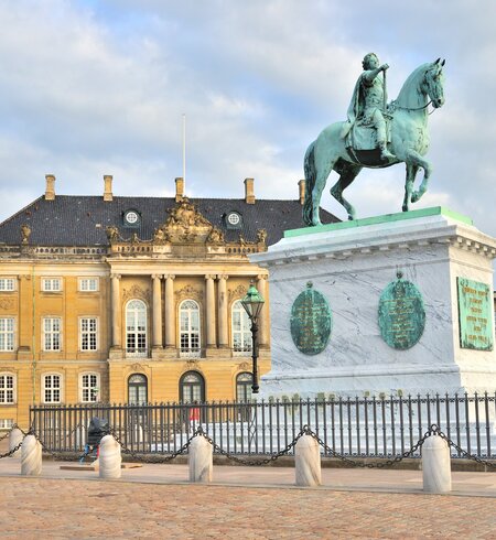 Architektur des Schlossplatzes Amalienborg in Kopenhagen | © Gettyimages.com/TanyaSv