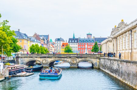 Blick auf einen Kanal mit Ausflugsboot in Kopenhagen | © Gettyimages.com/trabantos
