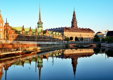 Boersengebäude in Kopenhagen bei Sonnenaufgang | © Gettyimages.com/alxpin
