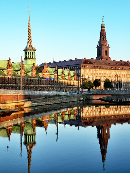 Boersengebäude in Kopenhagen bei Sonnenaufgang | © Gettyimages.com/alxpin