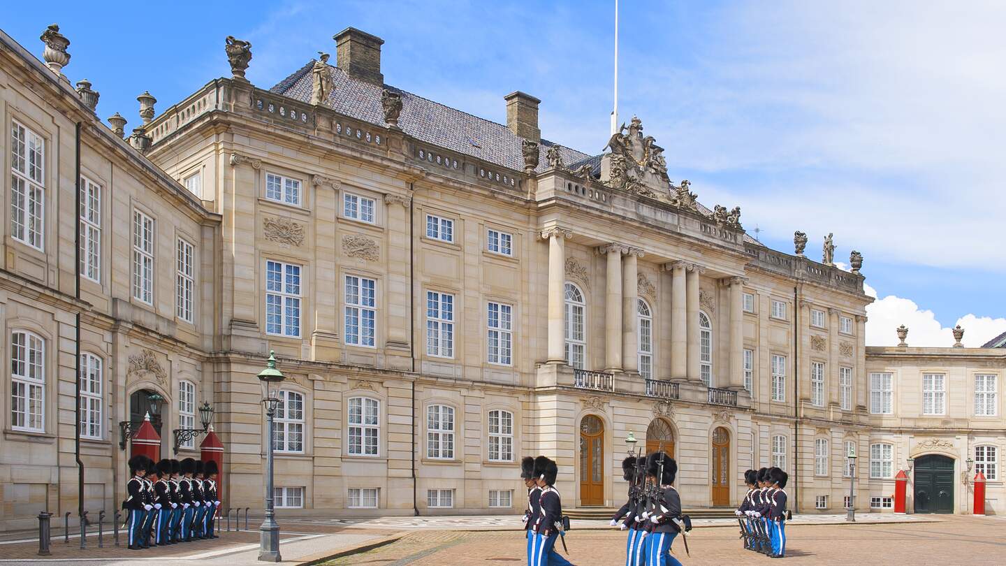 Koenigliche Wachen im Schloss Amalienborg in Kopenhagen | © Gettyimages.com/Issaurinko