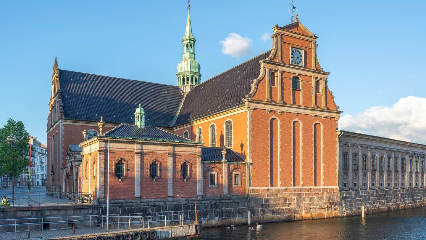 Holmens Kirke im Zentrum von Kopenhagen in den fruehen Morgenstunden | © Gettyimages.com/diegograndi