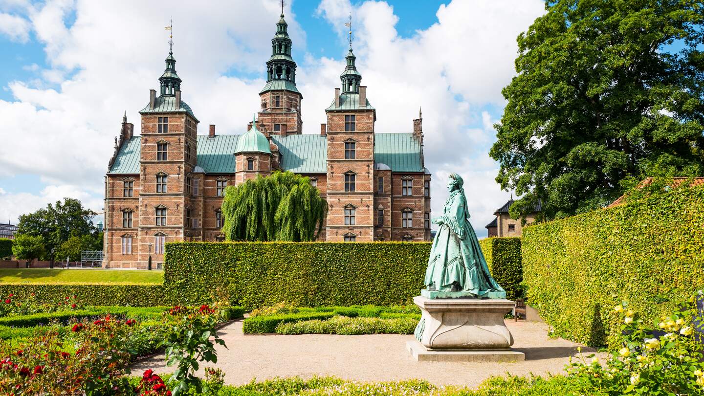 Das Schloss Rosenborg vom Garten des Koenigs aus gesehen mit der Statue der Koenigin Caroline Amalie auf der rechten Seite | © Gettyimages.com/Gim42