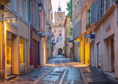 Eine der bekanntesten Sehenswürdigkeiten der Stadt, die Rathausuhr in der Altstadt von Aix-en-Provence, dem beliebten Städtereiseziel in Frankreich | © Gettyimages.com/KavalenkavaVolha