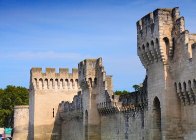 Mittelalterliche Stadtmauern in Avignon – historisches Kulturerbe Frankreichs | © Gettyimages.com/tupungato
