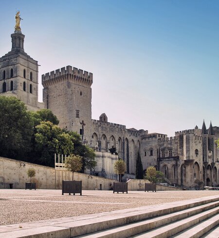 Praechtiger gotischer Papstpalast in Avignon bei strahlendem Sonnenschein | © Gettyimages.com/Bunyos