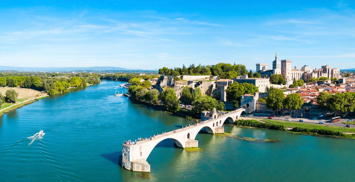Panorama des Pont Saint-Bénézet und dem Fluss Rhone in Avignon | © Gettyimages.com/saiko3p