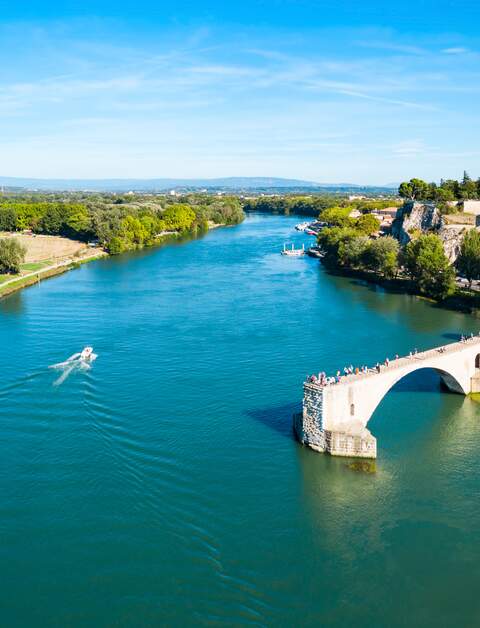Panorama des Pont Saint-Bénézet und dem Fluss Rhone in Avignon | © Gettyimages.com/saiko3p