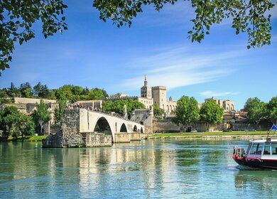 Pont Saint-Bénézet und Fluss Rhone mit einem Boot auf der Rhone | © Gettyimages.com/Photoprofi30