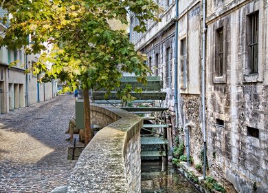 Historische Strasse Rue des Teinturiers in Avignon in sanften Licht | © Gettyimages.com/tupungato