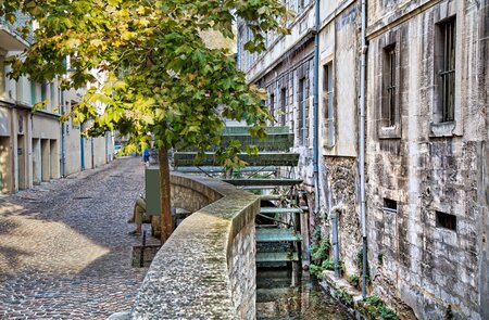 Historische Strasse Rue des Teinturiers in Avignon in sanften Licht | © Gettyimages.com/tupungato