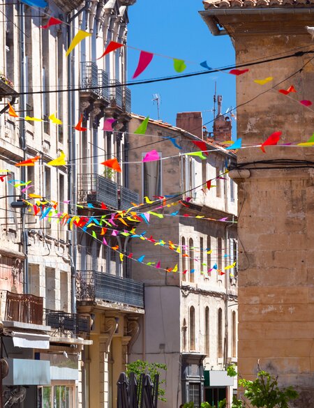 Alte schmale Strasse im historischen Zentrum der Stadt mit bunten Fahnen | © Gettyimages.com/Pel_1971