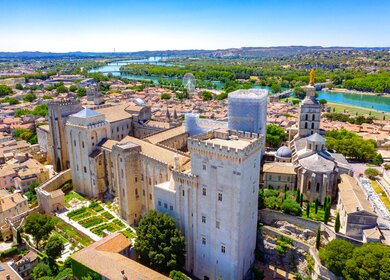 Avignon-Bruecke mit Papstpalast und Rhone, Pont Saint-Bénézet | © Gettyimages.com/Gatsi