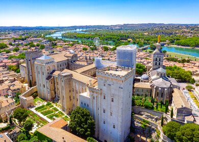 Avignon-Bruecke mit Papstpalast und Rhone, Pont Saint-Bénézet | © Gettyimages.com/Gatsi