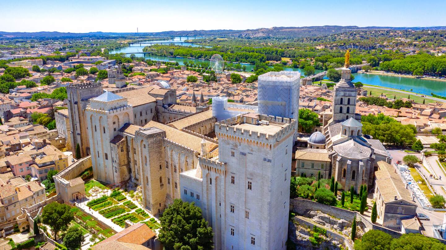 Avignon-Bruecke mit Papstpalast und Rhone, Pont Saint-Bénézet | © Gettyimages.com/Gatsi