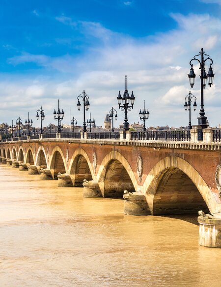 Blick auf eine alte steinige Brücke in Bordeaux | © Gettyimages.com/bloodua