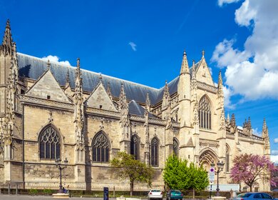 Blick auf den Glockenturm der Basilika Saint-Michel, Bordeaux | © Gettyimages.com/Rostislavv