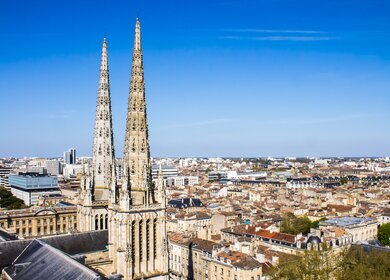 Stadtbild von Bordeaux, Frankreich, mit dem Turm der St.-Andreas-Kathedrale | © Gettyimages.com/marcociannarel