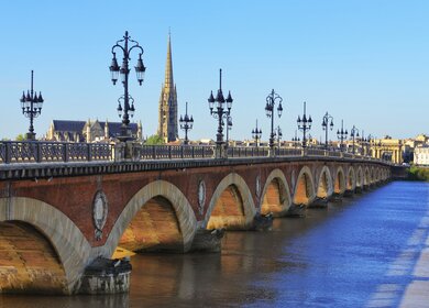 Bruecke und St-Michel-Kathedrale im Hintergrund, Bordeaux | © Gettyimages.com/MartinM303
