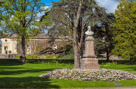Statue des Kuenstlers Maxime Lalanne im Jardin Botanique, Bordeaux | © Gettyimages.com/Rostislavv
