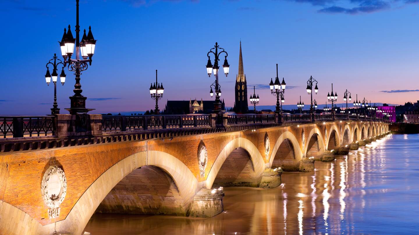 Nachtansicht auf der Pont de Pierre in Bordeaux | © Gettyimages.com/SergiyN