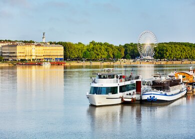 Garonne mit Riesenrad im Hintergrund bei Bordeaux | © Gettyimages.com/alxpin