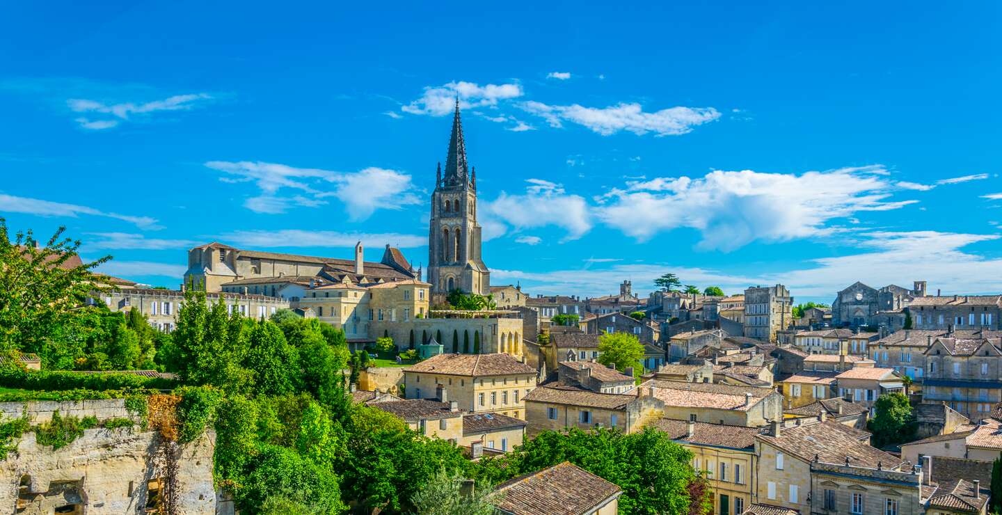 Luftaufnahme des franzoesischen Dorf Saint Emilion i Bordeaux | © Gettyimages.com/trabantos