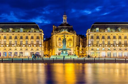Beleuchtete Place de la bourse an der Garonne in der Nacht | © Gettyimages.com/Leonid Andronov