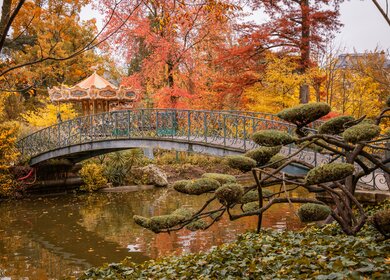 Eisensteg des öffentlichen Parks Jardin im Herbst in Bordeaux | © GettyImages.com/	Jean-Luc Ichard