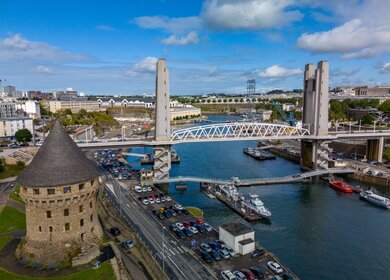 Blick auf die historische Hängebrücke, Pont de Recouvrance in Brest | © Gettyimages.com/Wirestock