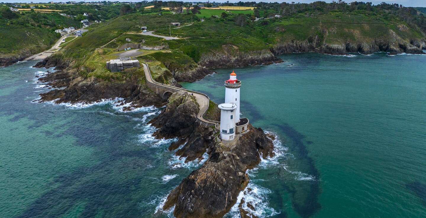 Luftaufnahme des Leuchturm Petit Minou in Brest, Bretagne, Frankreich. | © GettyImages.com/	Naeblys
