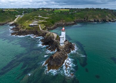 Luftaufnahme des Leuchturm Petit Minou in Brest, Bretagne, Frankreich. | © GettyImages.com/	Naeblys