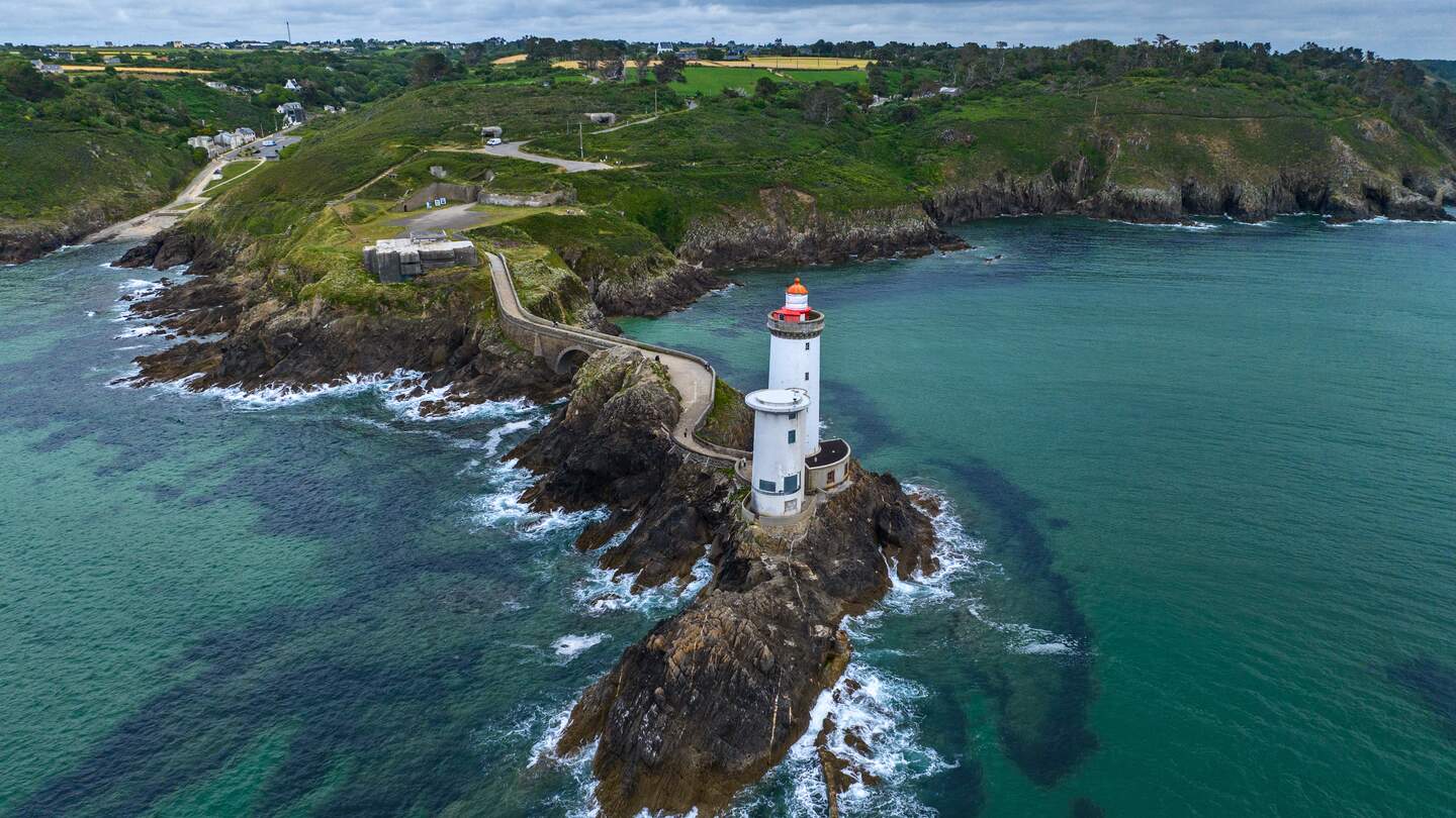 Luftaufnahme des Leuchturm Petit Minou in Brest, Bretagne, Frankreich. | © GettyImages.com/	Naeblys