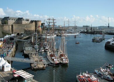 Blick auf den Hafen von Brest mit Schiffen, die im Wasser liegen  | © pixabay/fred2600