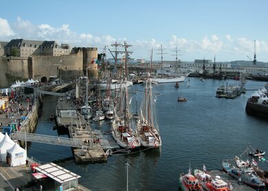 Blick auf den Hafen von Brest mit Schiffen, die im Wasser liegen  | © pixabay/fred2600