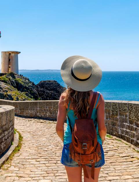 Frau im Sommer vor dem Leuchtturm in Brest | © gettyimages.com/margouillatphotos