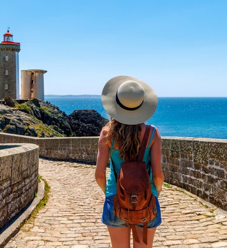 Frau im Sommer vor dem Leuchtturm in Brest | © gettyimages.com/margouillatphotos