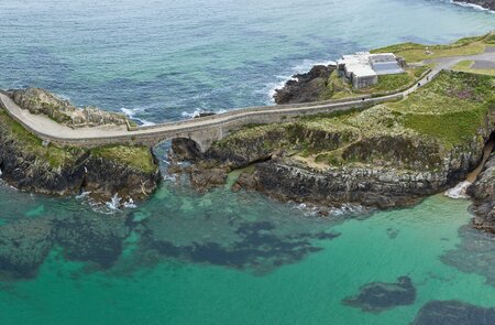 Luftaufnahme auf die Küste und den Leuchtturm von Brest | © gettyimages.com/Naeblys