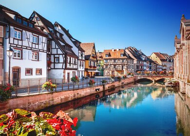 die malerische Altstadt von Colmar, Frankreich, mit traditionellen Fachwerkhaeusern entlang eines ruhigen Kanals. | © gettyimages.com/adisa
