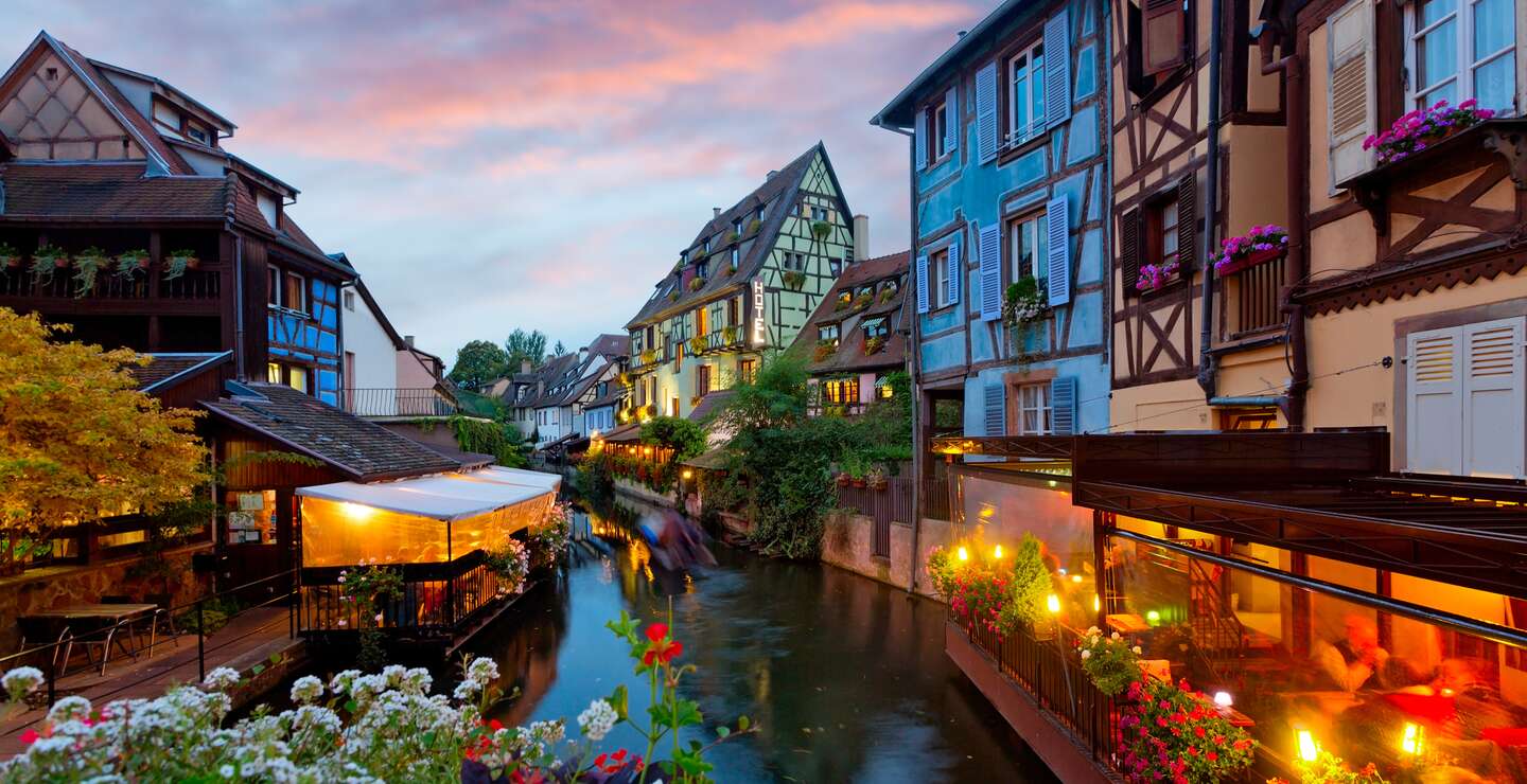 Mehrere Fachwerkhaeuser im Dunkeln | © Gettyimages.com/aletheia97