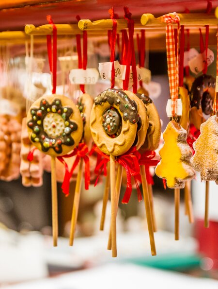 Lebkuchen-Weihnachtsschmuck auf dem Weihnachtsmarkt in Colmar | © Gettyimages.com/AMzPhoto