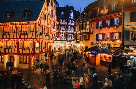 Altstadt beleuchtet und schmueckt wie ein Märchen in der Weihnachtsfestzeit in Colmar, Elsass | © Gettyimages.com/Sami Sert