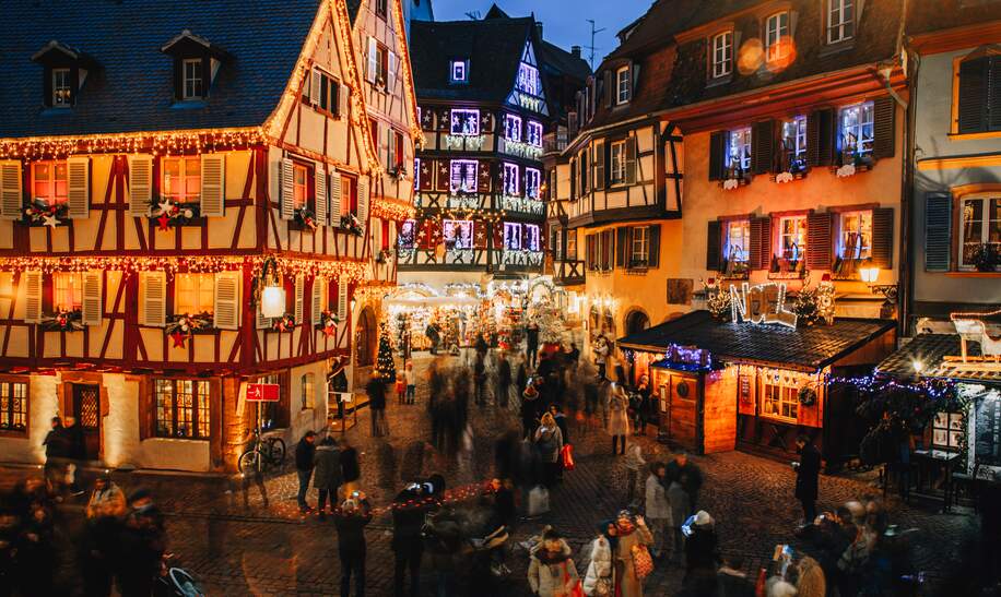 Altstadt beleuchtet und schmueckt wie ein Märchen in der Weihnachtsfestzeit in Colmar, Elsass | © Gettyimages.com/Sami Sert